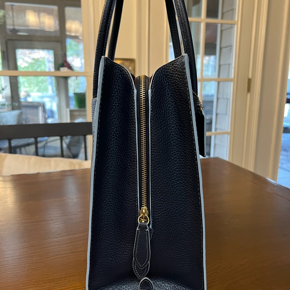 Cashin Carry Tote 29 
Dark navy with a cloud blue piping and oxblood interior - Picture 4 of 12